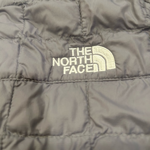 The North Face Women's Gray Quilted Jacket size small - Picture 3 of 4
